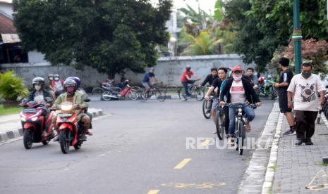 Pendapatan Daerah Yogyakarta Diperkirakan Tergerus Rp 330 M. Warga beraktivitas menunggu berbuka puasa di Alun-alun Selatan, Yogyakarta, Ahad (3/5). Meski jumlah pasien positif virus corona di DIY masih terus bertambah, banyak warga nekad beraktivitas di luar rumah