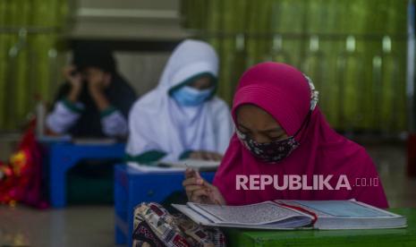 Anak-anak belajar membaca Alquran di Masjid Jami At Taqwa, Jakarta, Rabu (14/4). Bulan suci Ramadhan dimanfaatkan oleh anak-anak di sekitar Masjid Jami At Taqwa untuk belajar membaca Alquran dan memperdalam ilmu agama Islam sambil menunggu waktu untuk berbuka puasa. Bolehkah Menyuruh Anak yang Belum Baligh Berpuasa? 