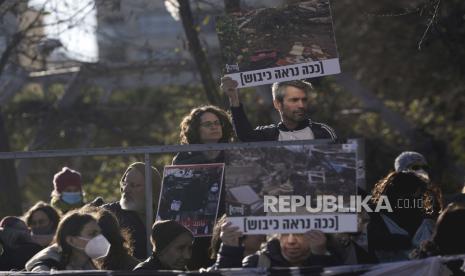 Para pengunjuk rasa memegang foto-foto rumah yang dihancurkan yang menyebabkan sekitar 15 orang kehilangan tempat tinggal, sebagai bentuk solidaritas dengan penduduk Palestina di lingkungan Sheikh Jarrah yang diperangi di Yerusalem timur.  Polisi pendudukan Israel menahan lima warga Palestina, setelah terjadi serangan oleh pemukim Yahudi selama protes anti-pengusiran di Sheikh Jarrah. Seorang aktivis dari Sheikh Jarrah,  Saleh Diab, mengatakan, sejumlah pemukim Yahudi menyebar di daerah tersebut selama aksi protes mingguan.