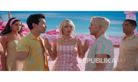 Salah satu adegan di film Barbie (2023). Pendapatan Barbie telah mencapai 1,2 miliar dolar AS secara global. 