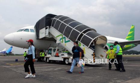 Sejumlah penumpang turun dari pesawat tujuan Ternate - Jakarta setibanya di Bandara Halim Perdanakusuma, Jakarta. Maskapai penerbangan Citilink menyiapkan berbagai program khusus untuk para penumpang yang akan melakukan perjalanan mudik pada momen libur Idul Fitri 2023. Head of Corporate Secretary and CSR Division Citilink Haza Ibnu Rasyad mengatakan, Citilink menyiapkan program khusus melalui promo Terbangin Orang Tua.