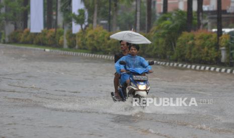 Kendaraan menerobos genangan air yang merendam di Jalan Boulevard Raya, Kelapa Gading, Jumat (22/3/2024). Badan Penanggulangan Bencana Daerah (BPBD) Jakarta mengumumkan, terjadi banjir di sebelas ruas jalan Jakarta. Hujan yang mengguyur wilayah Jakarta semalam juga mengakibatkan di Jalan Boulevard Raya tersebut terendam dengan ketinggian 20 cm.