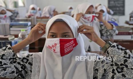  Para siswa memakai masker wajah saat belajar dengan menerapkan protokol kesehatan untuk menahan penyebaran wabah virus corona, di Pondok Pesantren Daarul Rahman di Jakarta, Rabu, 18 November 2020. Pemakaian masker membuat orang semakin menyadari gangguan pendengaran yang telah diidapnya selama ini.