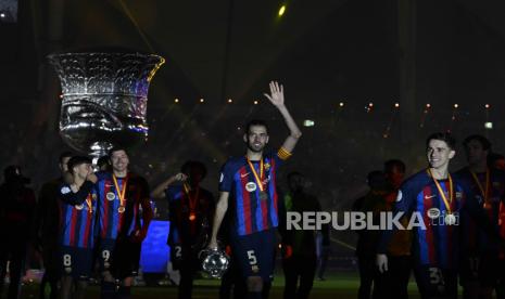 Sergio Busquets (tengah) akan meninggalkan Barcelona 