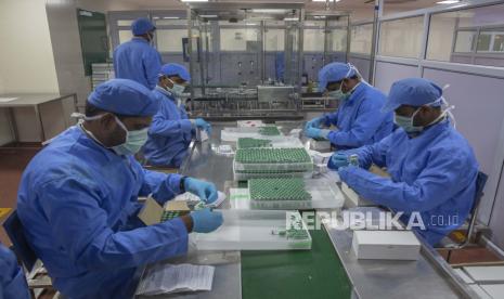 Karyawan mengemas kotak berisi botol Covishield, versi vaksin AstraZeneca, di Serum Institute of India di Pune pada Senin, 22 November 2021. 