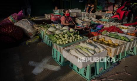 Rendahnya daya beli masyarakat membuat stok komoditi yang terjual sedikit. Ilustrasi.