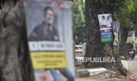 Sejumlah Alat Peraga Kampanye (APK) terpasang di batang pohon di Kawasan Jalan Raya Pasar Minggu, Jakarta, Jumat (5/1/2024). Meski sudah dilarang, pemasangan APK dengan cara memaku di pohon masih banyak ditemui salah satunya di Jalan Raya Pasar Minggu. Pemasangan APK di pohon, selain merusak pemandangan juga dapat membuat pohon menjadi luka, keropos, dan rusak.