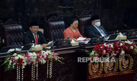 Ketua MPR Bambang Soesatyo didampingi Ketua DPR Puan Maharani dan Ketua DPD La Nyalla Mattalitti menyampaikan pidato pengantar dalam rangka sidang tahunan MPR dan Sidang Bersama DPR-DPD tahun 2022 di Komplek Parlemen, Senayan, Jakarta, Selasa (16/8/2022). Prayogi/Republika