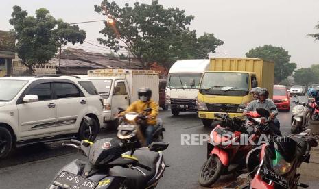 Hujan mengguyur di sejumlah wilayah di Kota Bandung seperti di Jalan Soekarno Hatta- Jalan Moch Toha, Selasa (10/10/2023) sore. Sebelumnya, Kota Bandung mengalami cuaca panas ekstrem.  