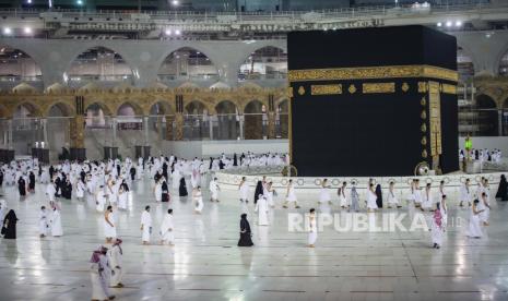 Presidensi Dua Masjid Suci Tekankan Pentingnya Menjaga Jarak. Dalam foto yang dirilis oleh Kementerian Haji dan Umrah Saudi ini, umat Islam mempraktikkan jarak sosial saat sholat di sekitar Ka