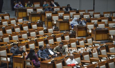 Anggota DPR mengikuti rapat paripurna ke-18 masa persidangan V tahun sidang 2023-2024 di kompleks Parlemen, Jakarta, Selasa (20/5/2024). Rapat paripurna yang dihadiri 125 anggota dewan dan 165 anggota izin total 290 orang dari 575 anggota DPR tersebut digelar dengan agenda Penyampaian Pandangan Fraksi Atas Kerangka Ekonomi Makro dan Pokok-Pokok Kebijakan Fiskal (KEM & PPKF) RAPBN TA 2025 dan Pendapat Fraksi-fraksi terhadap 4 (empat) RUU Usul Inisiatif Badan Legislasi DPR dilanjutkan dengan pengambilan keputusan.