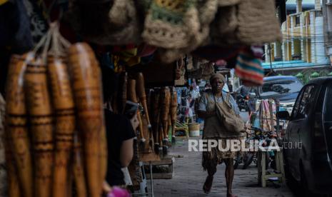 Warga bejalan di area Pasar Central Hamadi, Kota Jayapura, Papua, Kamis (!4/10). Menjelang penutupan PON XX Papua pada Jumat 15 Oktober 2021 mendatang, Pasar Central Hamadi mulai dipadati sejumlah pengunjung dan kontingen PON untuk membeli oleh-oleh khas Papua seperti noken, gelang bambu, hiasan dinding kulit kayu yang dibandrol mulai dari harga Rp 5 ribu hingga Jutaan rupiah tergantung jenis dan ukuran.. Republika/Thoudy Badai