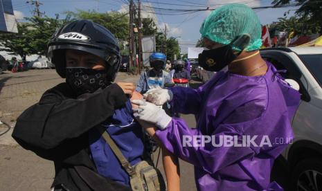 Pengendara kendaraan mendapatkan vaksinasi COVID-19 di Gerai Vaksin Presisi di depan Polres Pelabuhan Tanjung Perak, Surabaya, Jawa Timur, Selasa (29/6/2021). Vaksinasi COVID-19 kepada pengendara-pengendara kendaraan itu guna mewujudkan kekebalan komunal atau 