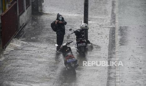 Pengendara motor bersiap menerobos hujan deras di Jalan Kapten Tendean, Jakarta, Senin (7/11/2022) (ilustrasi). Kepala Seksi Surveilans Epidemiologi dan Imunisasi Dinas Kesehatan DKI Jakarta dr Ngabila Salama, MKM, mengingatkan masyarakat untuk mewaspadai ancaman berbagai penyakit menular di musim pancaroba.