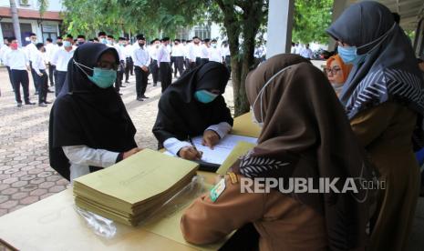 Sejumlah Calon Pegawai Negeri Sipil (CPNS) mengambil Surat Keputusan Calon Pegawai Negeri Sipil (SK CPNS) - ilustrasi