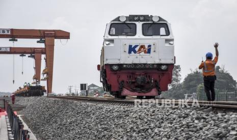 Petugas memindahkan batang rel kereta cepat saat kunjungan kerja Menko Marves dan Menhub di Depo PT KCIC Tegalluar, Kabupaten Bandung, Senin (12/4). Dalam kunjungan kerja tersebut Menko Marves Luhut Binsar Pandjaitan bersama Menteri Perhubungan Budi Karya Sumadi dan Gubernur Jawa Barat Ridwan Kamil meninjau perkembangan proyek Kereta Cepat Jakarta Bandung (KCJB) di Stasiun Padalarang dan Depo PT KCIC Tegalluar. 