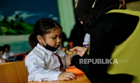 Orang tua mendampingi anaknya saat mengikuti masa pengenalan lingkungan sekolah (MPLS) saat hari pertama masuk sekolah di SD Negeri Anyelir I, Depok, Jawa Barat, Senin(18/7/2022). Sejumlah sekolah di Depok, Jawa Barat mulai menjalani pembelajaran tatap muka (PTM) di tahun ajaran baru 2022/2023. Kegiatan hari pertama tersebut diisi dengan pengenalan lingkungan sekolah, dasar pancasila, pramuka dan ekstrakurikuler yang berlangsung selama 3 hari mulai Senin (18/7) hingga Rabu (20/7/) mendatang. Tafsir Surat Al Ankabut Ayat 8: Berbuat Baik ke Orang Tua, Kecuali Mereka Mengajak Syirik