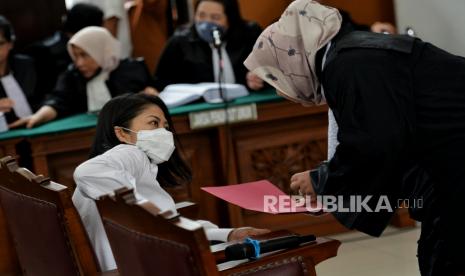 Terdakwa Putri Candrawathi saat menjalani sidang tuntutan di Pengadilan Negeri Jakarta Selatan, Rabu (18/1/2023). Sidang tersebut beragendakan pembacaan tuntutan oleh jaksa penuntut umum (JPU) dengan terdakwa Putri Candrawathi.