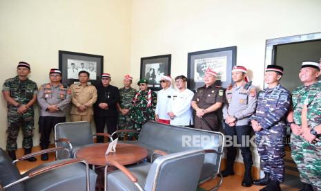 Anggota Dewan Pertimbangan Presiden Habib Luthfi bin Yahya bersama unsur Forkopimda dari delapan kabupaten/kota di wilayah utara Jawa Barat (Jabar) menghadiri kegiatan Kirab Merah Putih di Kabupaten Kuningan, Jabar, Senin (6/3/2023).