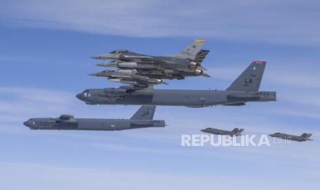 Dalam foto ini disediakan oleh Kementerian Pertahanan Korea Selatan, pesawat pengebom B-52H AS, tengah, dan jet tempur F-16 dan jet tempur F-35A Angkatan Udara Korea Selatan, kanan bawah, terbang di atas Semenanjung Korea selama latihan udara bersama di Korea Selatan Korea, Jumat (14/4/2023). Korea Utara mengatakan pada hari Jumat bahwa pihaknya melakukan uji terbang rudal balistik antarbenua berbahan bakar padat untuk pertama kalinya, kemungkinan terobosan dalam upayanya untuk memperoleh senjata yang lebih kuat dan sulit dideteksi yang menargetkan benua Amerika Serikat. 