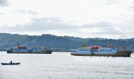 Sejumlah kapal perintis menurunkan sauh di Teluk Ambon, Kota Ambon, Provinsi Maluku, Rabu (28/7/2021). 