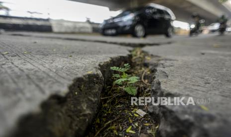 Retakan jalan yang rusak di Jalan Soleh Iskandar, Kota Bogor, Jawa Barat, Rabu (1/9). Ruas jalanan yang ambles dan retak tersebut dapat membahayakan pengendara yang melintas serta berpotensi menjadi penyebab longsor apabila tidak segera diperbaiki. 