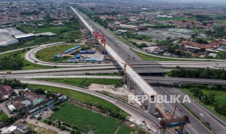 Foto udara konstruksi untuk jalur kereta cepat Jakarta-Bandung di samping Jalan Tol Purbaleunyi di Pasir Koja, Bandung Jawa Barat, Ahad (17/1/2021). Menteri Koordinator Bidang Kemaritiman dan Investasi, Luhut Binsar Pandjaitan menyatakan, proyek kereta cepat Jakarta-Bandung yang ditargetkan rampung pada 2022 mendatang diharapkan mampu memberikan dampak positif bagi perekonomian dan kemajuan bangsa serta menjadi titik lain dari modernisasi transport publik di Indonesia. 