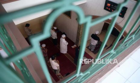 Warga dengan menerapkan jaga jarak melaksanakan sholat sunnah gerhana matahari di Masjid Daarul Hikmah, Pamulang, Tangerang Selatan, Banten, Ahad (21/6). Fenomena Gerhana Matahari Cincin kembali terjadi pada Ahad (21/6) dan akan melitas di 31 provinsi di Indonesia