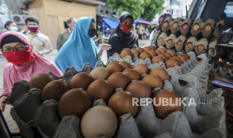 Warga membeli telur saat Gelar Pangan Murah di Pasar Cempaka Putih, Jakarta, Senin (28/12). Dinas Ketahanan Pangan, Kelatuan dan Perikanan (DKPKP) DKI Jakarta bersama Kementerian Pertanian mengadakan Gelar Pangan Murah telur ayam ras dan cabai di lima wilayah pasar di Ibu Kota hingga 30 Desember 2020. Pada Gelar Pangan Murah tersebut telur dijual dengan harga Rp 24.000 per kilogram dan cabai dijual dengan harga Rp 50.000 per kilogram. Republika/Putra M. Akbar