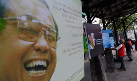 Humor Gus Dur: Soeharto Ajak Harmoko Naik Haji, Ketika Lempar Jumroh Batunya Balik ke Jidatnya