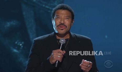 Dalam tangkapan layar video yang disediakan oleh CBS dan Recording Academy ini, Lionel Richie tampil di In Memoriam di Grammy Awards tahunan ke-63 di Los Angeles Convention Center pada Ahad, 14 Maret 2021. Richie akan menjadi salah satu penampil di konser pemahkotaan Raja Charles di Inggris.