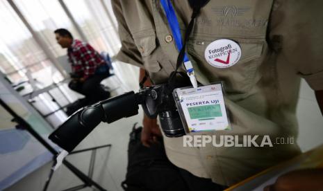 Sejumlah peserta mengikuti sesi uji kompetensi fotografi Level 3 di Gedung Bandung Creative Hub, Bandung, Kamis (16/3/2023). Uji kompetensi fotografer ini digelar Dinas Kebudayaan dan Pariwisata Kota Bandung Bidang Ekonomi Kreatif. Pelatihan. Kegiatan ini diikuti 30 peserta dari berbagai kecamatan di Kota Bandung. Uji kompetensi ini mengujikan kemampuan operasional bidang fotografi setara dengan strata D1. Ujikom diikuti berbagai kalangan mulai dari profesional, difabel, entrepener, jurnalis hingga hobbyst.