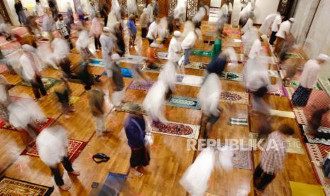 Umat Muslim Indonesia shalat selama sholat Tarawih pertama pada malam Ramadhan