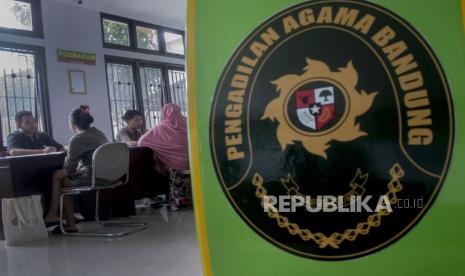 Warga mengurus surat administrasi di Pengadilan Agama Bandung, Jawa Barat, Rabu (25/10).  Upaya menekan angka perceraian melalui program penguatan ketahanan keluarga terus dilakukan Kementerian Agama (Kemenag). Sejalan dengan itu, Kemenag juga terus memperkuat sinergitas dengan mitra yang memiliki tugas dalam aspek yang sama.