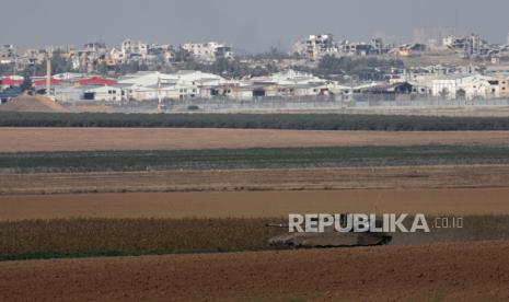 A tank near the Gaza border as seen from Nahal Oz, Israel, 08 December 2023. Israeli forces resumed military strikes on Gaza after a week-long truce expired on 01 December. More than 16,200 Palestinians and at least 1,200 Israelis have been killed, according to the Palestinian Health Ministry and the Israel Defense Forces (IDF), since Hamas militants launched an attack against Israel from the Gaza Strip on 07 October, and the Israeli operations in Gaza and the West Bank which followed it.  