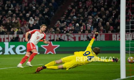 Pemain Bayern Munchen Harry Kane melepaskan tendangan ke gawang Lazio pada pertandingan sepak bola leg kedua babak 16 besar Liga Champions di stadion Allianz Arena, Munich, Jerman, Rabu (6/3/2024) WIB. Bayern menang dengan skor 3-0 sekaligus melaju ke babak perempat final Liga Champion. Gol Munchen dicetak Harry Kane di menit ke-38 dan 66, serta Thomas Muller di menit 47.