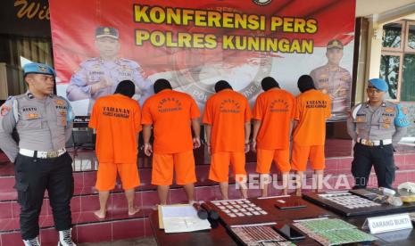 Lima tersangka kasus peredaran narkoba dan obat keras dihadirkan saat konferensi pers di Markas Polres Kuningan, Jawa Barat, Selasa (14/11/2023). 