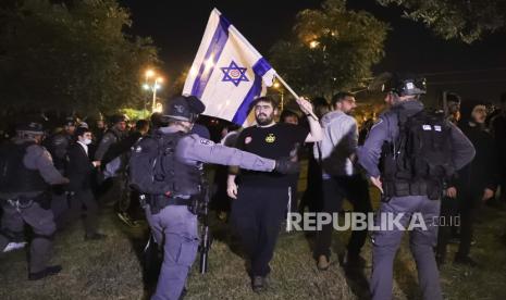 Polisi perbatasan Israel memblokir anggota Lahava, sebuah kelompok ekstremis Yahudi yang mendekati Gerbang Damaskus untuk memprotes di tengah ketegangan yang meningkat di kota itu, tepat di luar Kota Tua Yerusalem, Kamis, 22 April 2021.