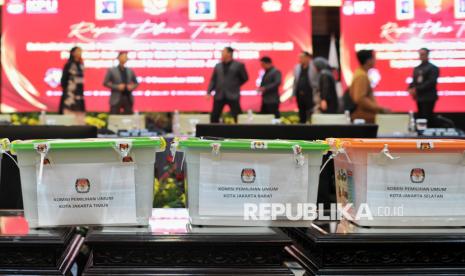 Kotak berisi formulir D dan hasil perolehan suara yang tersegel ditunjukan saat rapat pleno terbuka rekapitulasi hasil penghitungan perolehan suara dalam Pilkada serentak tahun 2024 di Provinsi DKI Jakarta, Sabtu (7/12/2024). KPU DKI Jakarta menggelar rapat pleno terbuka rekapitulasi penghitungan perolehan suara dan penetapan hasil Pilgub DKI Jakarta 2024 dan akan diumumkan hasil rekapitulasi paling lambat pada 16 Desember mendatang.