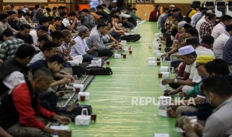 Warga melaksanakan buka puasa bersama di Masjid Agung Al Azhar, Jakarta, Rabu (13/3/2024). Masjid Agung Al Azhar menyediakan 700 paket makanan berupa takjil dan makanan berat setiap harinya untuk umat Muslim yang ingin berbuka puasa di masjid tersebut selama bulan suci Ramadhan 1445 Hijriah.