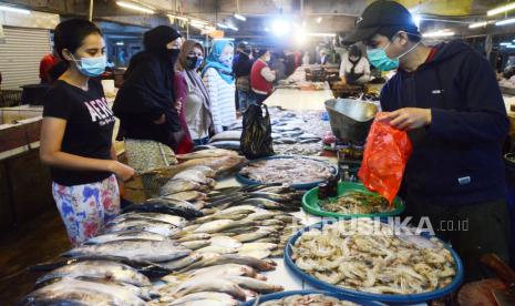 Pengunjung membeli ikan laut (ilustrasi)