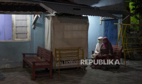 Warga sekitar Masjid Gede Kauman mengikuti takbir di depan rumahnya di kampung Kauman, Ngupasan, Gondomanan, DI Yogyakarta, Sabtu (23/5/2020). Warga menyemarakan malam 1 Syawal 1441 H di depan rumah dengan mengikuti lantunan takbir yang dipandu dari Masjid Gede Kauman guna menghindari penularan COVID-19