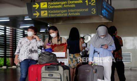 Penumpang pesawat memeriksa barang bawaannya setibanya di Bandara Internasional Soekarno-Hatta di Tangerang, Indonesia, 07 Desember 2021. Warga negara asing yang datang dari delapan negara Afrika Selatan, Botswana, Namibia, Zimbabwe, Lesotho, Mozambik, Eswatini, dan Nigeria dilarang dari masuk ke Indonesia. 