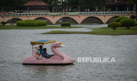 Pengunjung berwisata di area Taman Mini Indonesia Indah (TMII) di Jakarta, Jumat (30/10). Taman Mini Indonesia Indah (TMII) melakukan pembatasan jumlah pengunjung maksimal 25 persen atau 20 ribu pengunjung dari kapasitas full saat libur panjang di tengah masa PSBB transisi dan libur panjang. Republika/Thoudy Badai