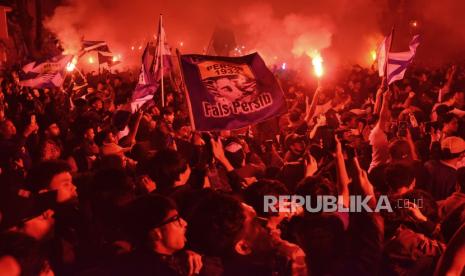 Ribuan bobotoh atau suporter Persib merayakan kemenangan Persib usai nonton bareng final Championship Series Liga 1 2023-2024, di kawasan Gasibu, Jalan Diponegoro, Kota Bandung, Jawa Barat, Jumat (31/5/2024). Dalam pertandingan itu Persib berhasil mengalahkan Madura United dengan skor 3-1.