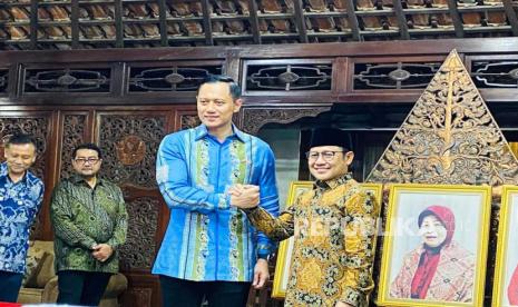 Ketua Umum Partai Demokrat, Agus Harimurti Yudhoyono (AHY), dan Ketua Umum Partai Kebangkitan Bangsa (PKB), Muhaimin Iskandar, melaksanakan konferensi pers usai pertemuan di Puri Cikeas, Kabupaten Bogor, Rabu (3/5/2023). 