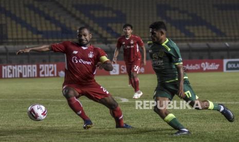 Bek Persik Kediri Andri Ibo (kiri) berebut bola dengan gelandang Persebaya Surabaya Ricky R Kambuaya (kanan) dalam pertandingan babak penyisihan Grup C Piala Menpora 2021 di Stadion Si Jalak Harupat, Kabupaten Bandung, Selasa (23/3). Dalam pertandingan tersebut Persebaya Surabaya berhasil mengalahkan Persik Kediri dengan Skor 2-1. Foto: Republika/Abdan Syakura