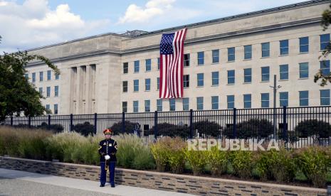 Sebuah band bugler Angkatan Darat AS bersiap di situs National 9/11 Pentagon Memorial untuk upacara dengan Presiden Joe Biden, ibu negara Jill Biden, Wakil Presiden Kamala Harris dan suaminya Douglas Emhoff, Menteri Pertahanan Lloyd Austin dan Ketua Kepala Gabungan Jenderal. Mark Milley, Sabtu, 11 September 2021 di Pentagon di Washington, pada peringatan 20 tahun serangan teroris. 