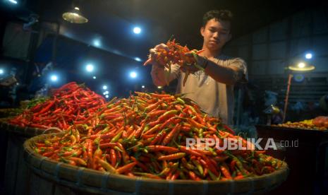 Pedagang menata cabai dagangannya di ke Pasar Induk Kemang (TU) Bogor, Jawa Barat, Senin (20/6/2022). Harga Cabai Merangkak Naik Jadi Rp 110 Ribu per Kg di Cianjur