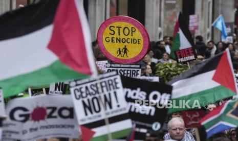 Pengunjuk rasa pro-Palestina mengangkat spanduk, bendera, dan plakat saat demonstrasi di London, Sabtu, (3/2/2024).